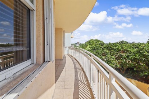 Condo in Miami, Florida, 2 bedrooms  № 2086345 - photo 19