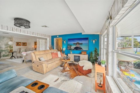 House in Apollo Beach, Florida 3 bedrooms, 157.1 sq.m. № 1734444 - photo 8