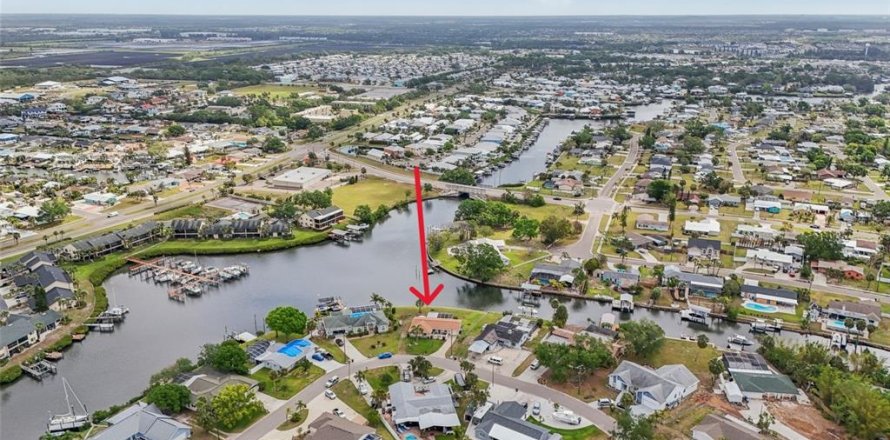 House in Apollo Beach, Florida 3 bedrooms, 157.1 sq.m. № 1734444