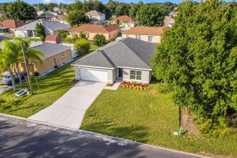 Villa ou maison à louer à Kissimmee, Floride: 4 chambres, 157.47 m2 № 2383973 - photo 2