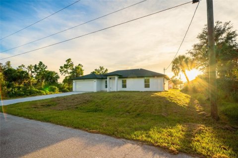House in Port Charlotte, Florida 3 bedrooms, 125.88 sq.m. № 1918087 - photo 1