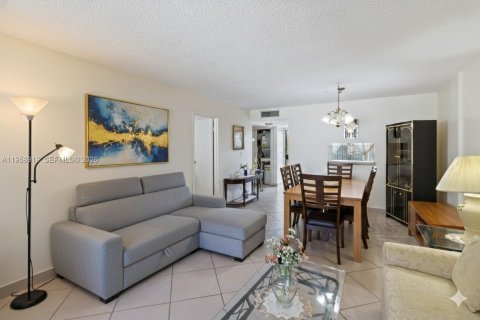 Copropriété à vendre à Lauderdale Lakes, Floride: 1 chambre, 65.5 m2 № 2021911 - photo 14