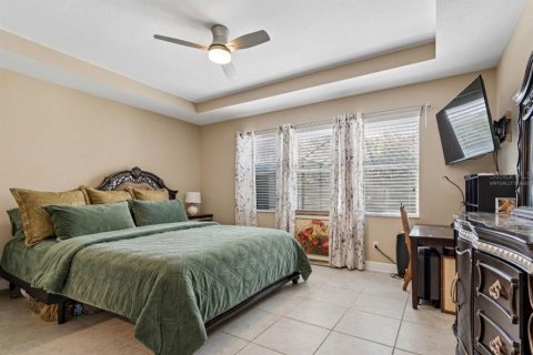 House in Pinellas Park, Florida 5 bedrooms, 287.9 sq.m. № 2151768 - photo 11
