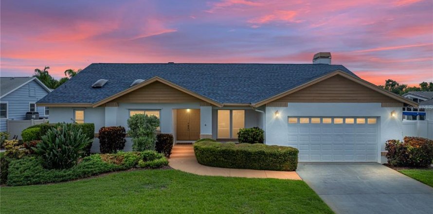 House in Tierra Verde, Florida 3 bedrooms, 246.66 sq.m. № 1908831