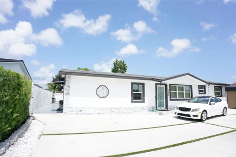 Apartment in Miami, Florida 1 bedroom, 248.89 sq.m. № 1998197