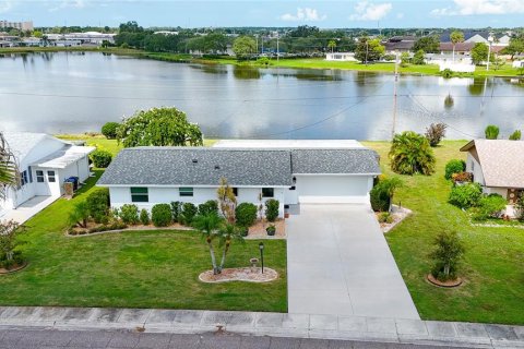 House in Sun City Center, Florida 2 bedrooms, 123.93 sq.m. № 1846805 - photo 1