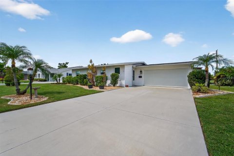 House in Sun City Center, Florida 2 bedrooms, 123.93 sq.m. № 1846805 - photo 3