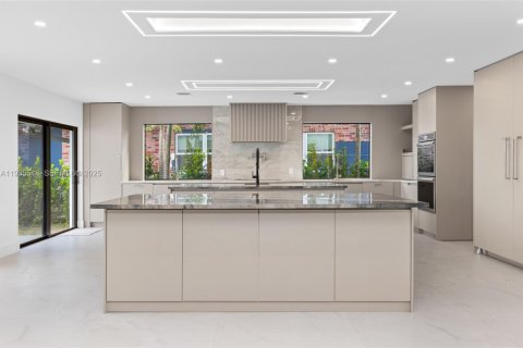 Casa en venta en Miami, Florida, 4 dormitorios, 264.68 m2 № 1993587 - foto 5