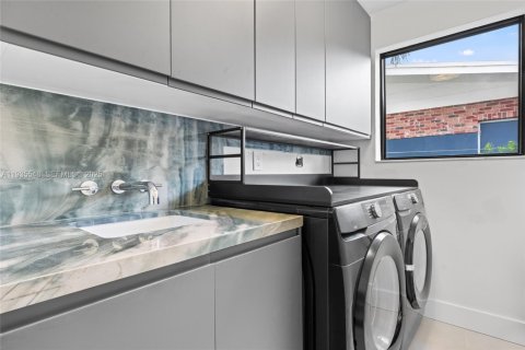 Casa en venta en Miami, Florida, 4 dormitorios, 264.68 m2 № 1993587 - foto 12