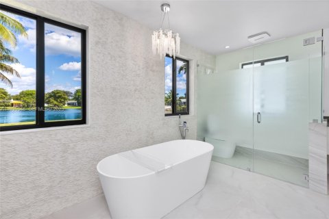Casa en venta en Miami, Florida, 4 dormitorios, 264.68 m2 № 1993587 - foto 11