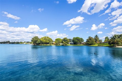 Casa en venta en Miami, Florida, 4 dormitorios, 264.68 m2 № 1993587 - foto 19