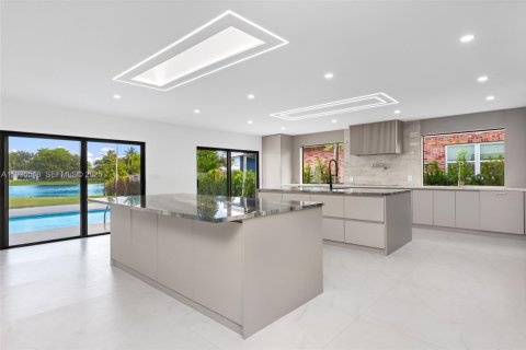Casa en venta en Miami, Florida, 4 dormitorios, 264.68 m2 № 1993587 - foto 4