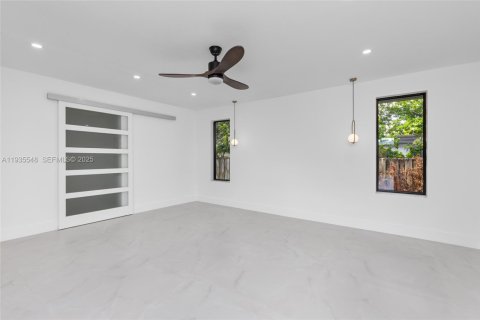 Casa en venta en Miami, Florida, 4 dormitorios, 264.68 m2 № 1993587 - foto 9