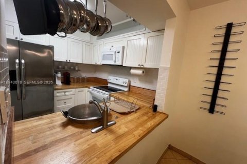 Condo in Miami Beach, Florida, 1 bedroom  № 2000223 - photo 20