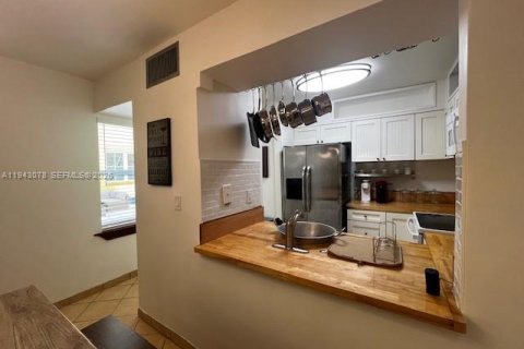 Condo in Miami Beach, Florida, 1 bedroom  № 2000223 - photo 19