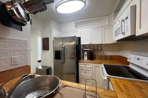 Condo in Miami Beach, Florida, 1 bedroom  № 2000223 - photo 17