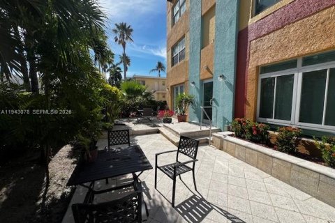 Condo in Miami Beach, Florida, 1 bedroom  № 2000223 - photo 4