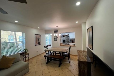 Condo in Miami Beach, Florida, 1 bedroom  № 2000223 - photo 11