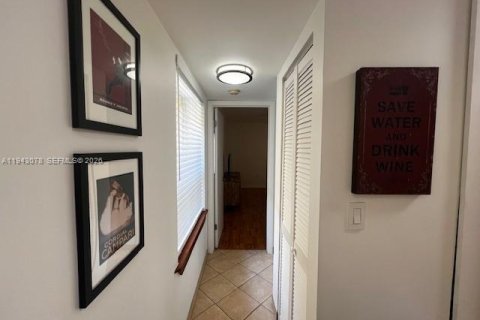 Condo in Miami Beach, Florida, 1 bedroom  № 2000223 - photo 25