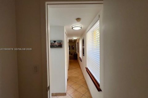 Condo in Miami Beach, Florida, 1 bedroom  № 2000223 - photo 15