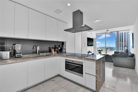 Condo in Miami, Florida, 1 bedroom  № 1944838 - photo 1