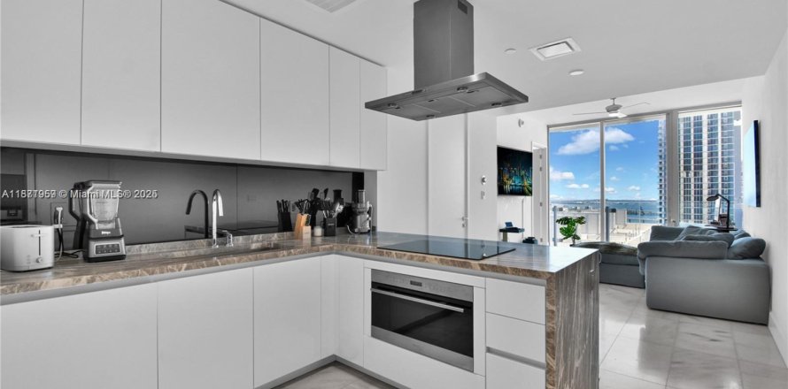 Condo in Miami, Florida, 1 bedroom № 1944838