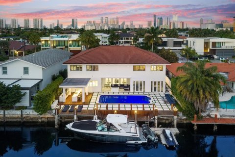 Casa en North Miami Beach, Florida 5 dormitorios, 467.02 m2 № 2188377