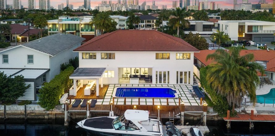 Casa en North Miami Beach, Florida 5 dormitorios, 467.02 m2 № 2188377