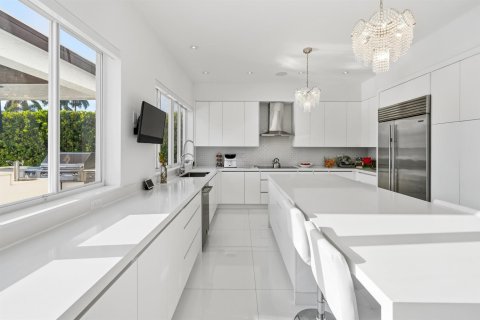 Casa en venta en North Miami Beach, Florida, 5 dormitorios, 467.02 m2 № 2188377 - foto 18