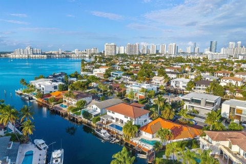 Casa en venta en North Miami Beach, Florida, 5 dormitorios, 467.02 m2 № 2188377 - foto 3
