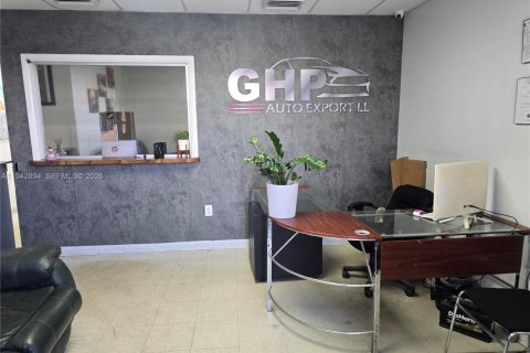 Commercial property in Miami Gardens, Florida № 2152774 - photo 3