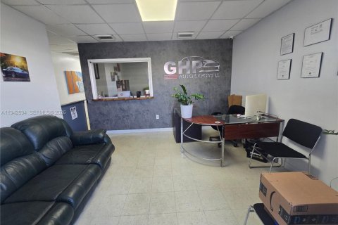 Commercial property in Miami Gardens, Florida № 2152774 - photo 5