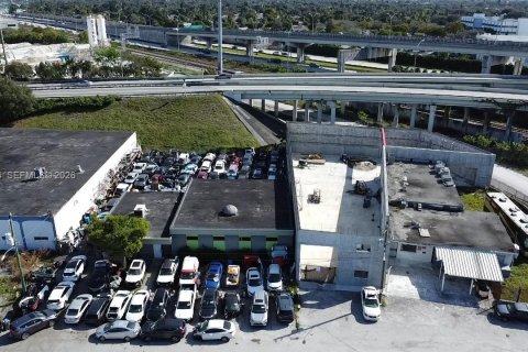 Commercial property in Miami Gardens, Florida № 2152774 - photo 1