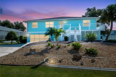 House in Englewood, Florida 3 bedrooms, 164.81 sq.m. № 2391230 - photo 2