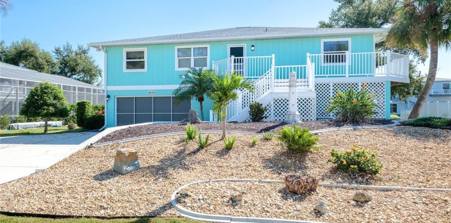 House in Englewood, Florida 3 bedrooms, 164.81 sq.m. № 2391230