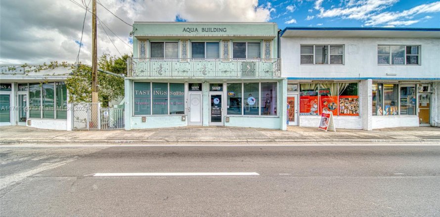 Propiedad comercial en North Miami, Florida № 1694358