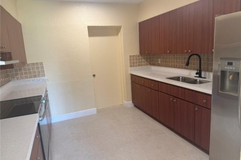 Villa ou maison à louer à Miami, Floride: 2 chambres, 246.19 m2 № 1705466 - photo 6