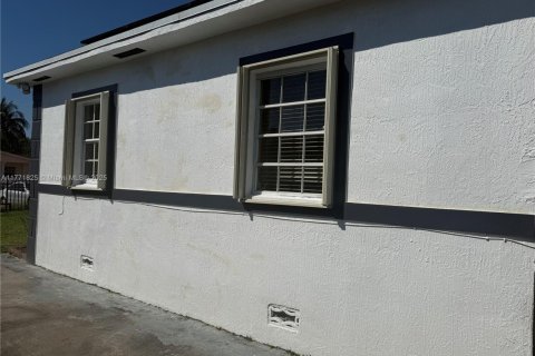 Villa ou maison à louer à Miami, Floride: 2 chambres, 246.19 m2 № 1705466 - photo 2