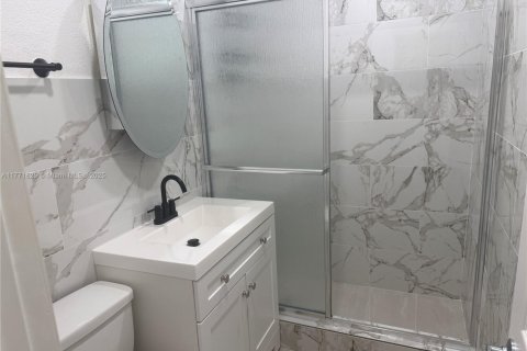 Villa ou maison à louer à Miami, Floride: 2 chambres, 246.19 m2 № 1705466 - photo 7
