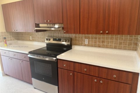 Villa ou maison à louer à Miami, Floride: 2 chambres, 246.19 m2 № 1705466 - photo 8