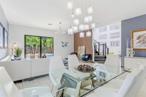 House in Miami, Florida 5 bedrooms, 282.89 sq.m. № 2010784 - photo 11
