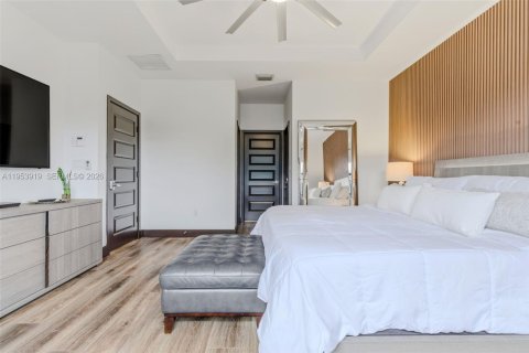 House in Miami, Florida 5 bedrooms, 282.89 sq.m. № 2010784 - photo 24