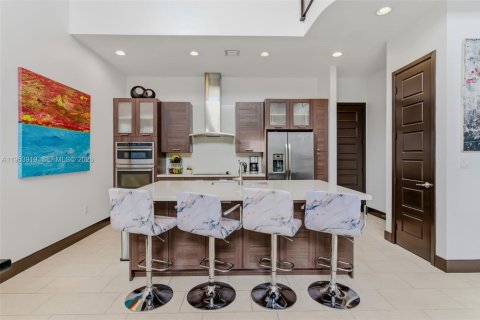 House in Miami, Florida 5 bedrooms, 282.89 sq.m. № 2010784 - photo 19