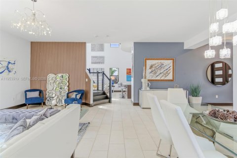 House in Miami, Florida 5 bedrooms, 282.89 sq.m. № 2010784 - photo 10