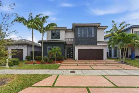 House in Miami, Florida 5 bedrooms, 282.89 sq.m. № 2010784