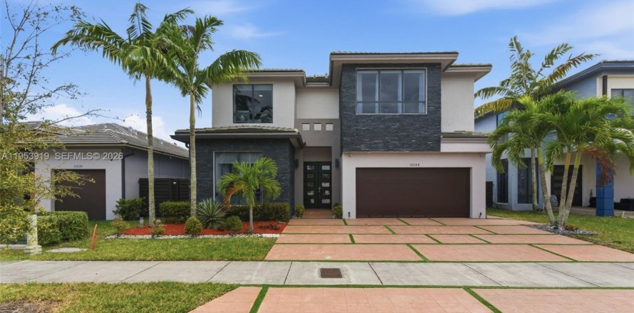 House in Miami, Florida 5 bedrooms, 282.89 sq.m. № 2010784