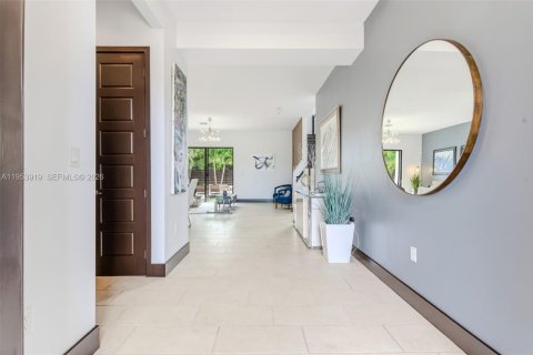 House in Miami, Florida 5 bedrooms, 282.89 sq.m. № 2010784 - photo 2