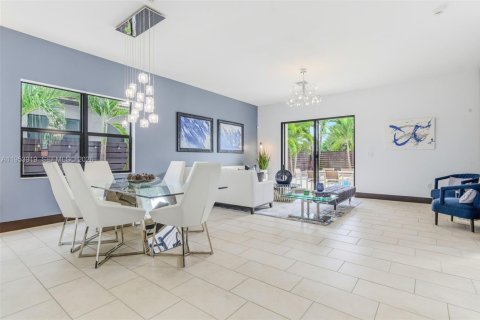 House in Miami, Florida 5 bedrooms, 282.89 sq.m. № 2010784 - photo 4