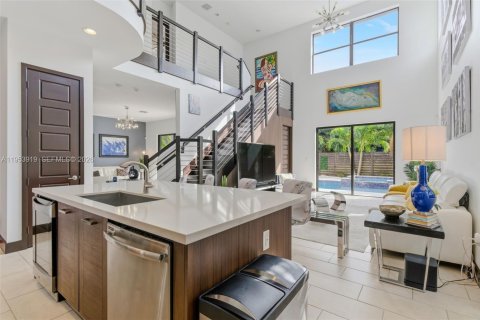 House in Miami, Florida 5 bedrooms, 282.89 sq.m. № 2010784 - photo 12