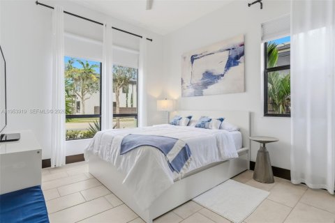 House in Miami, Florida 5 bedrooms, 282.89 sq.m. № 2010784 - photo 29